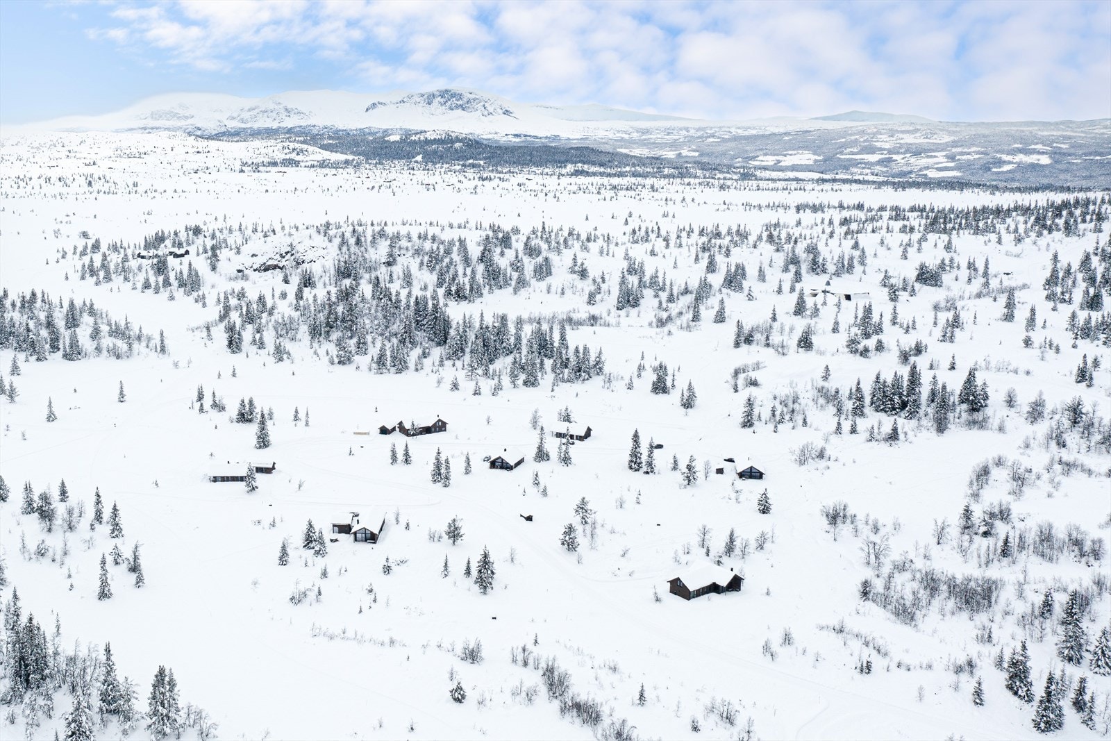 Velkommen til Syningen hyttefelt. Flott beliggende høyfjellsterreng med nydelig skiløyper innover Torpoåsen. Her har du hele nordfjella i vidsyn. Foto: Henrik Strømstad Galleribilde