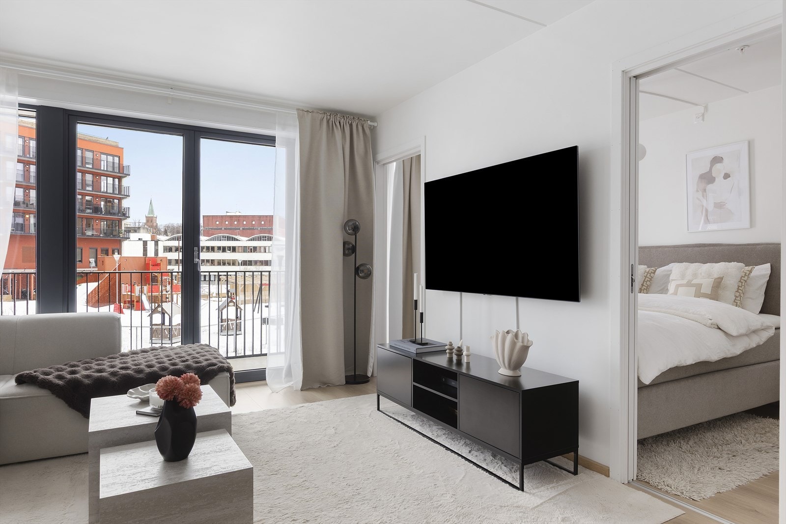 Store vinduer gir fint lysinnslipp og en behagelig romfølelse. Galleribilde