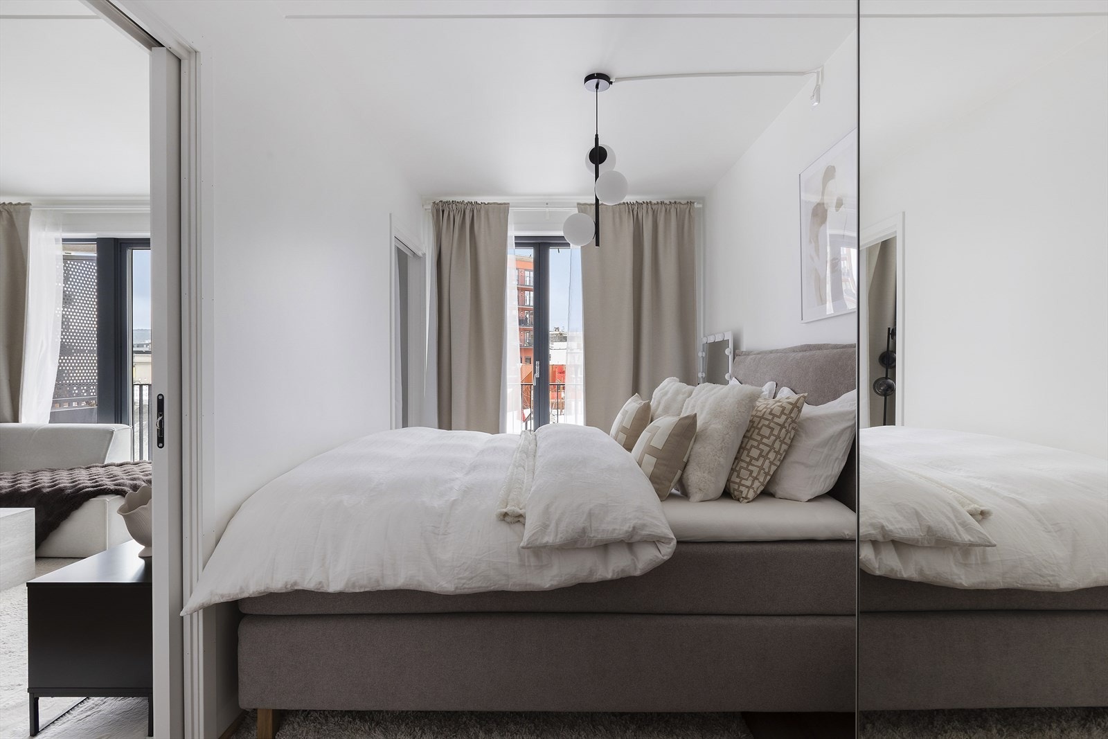 Soverom sett fra annen vinkel - gode møbleringsmuligheter. Galleribilde