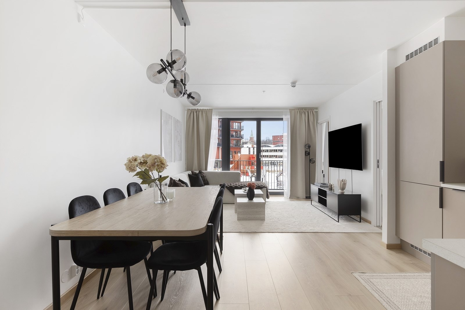 Spiseplass i tilknytning til kjøkken - ideelt for både hverdag og gjester. Galleribilde