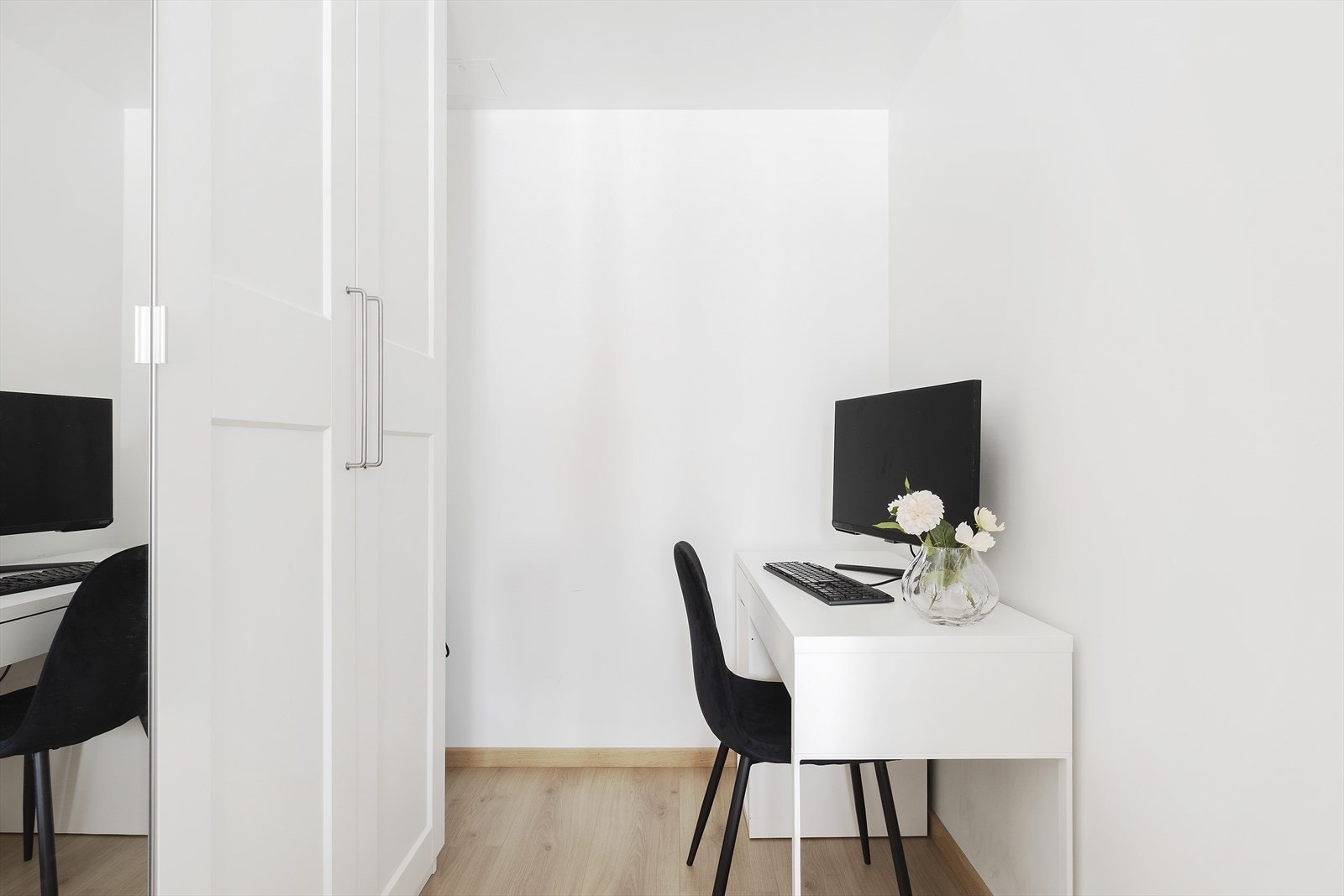 Praktisk kontor-/arbeidsplass - perfekt for hjemmekontor eller studier. Galleribilde