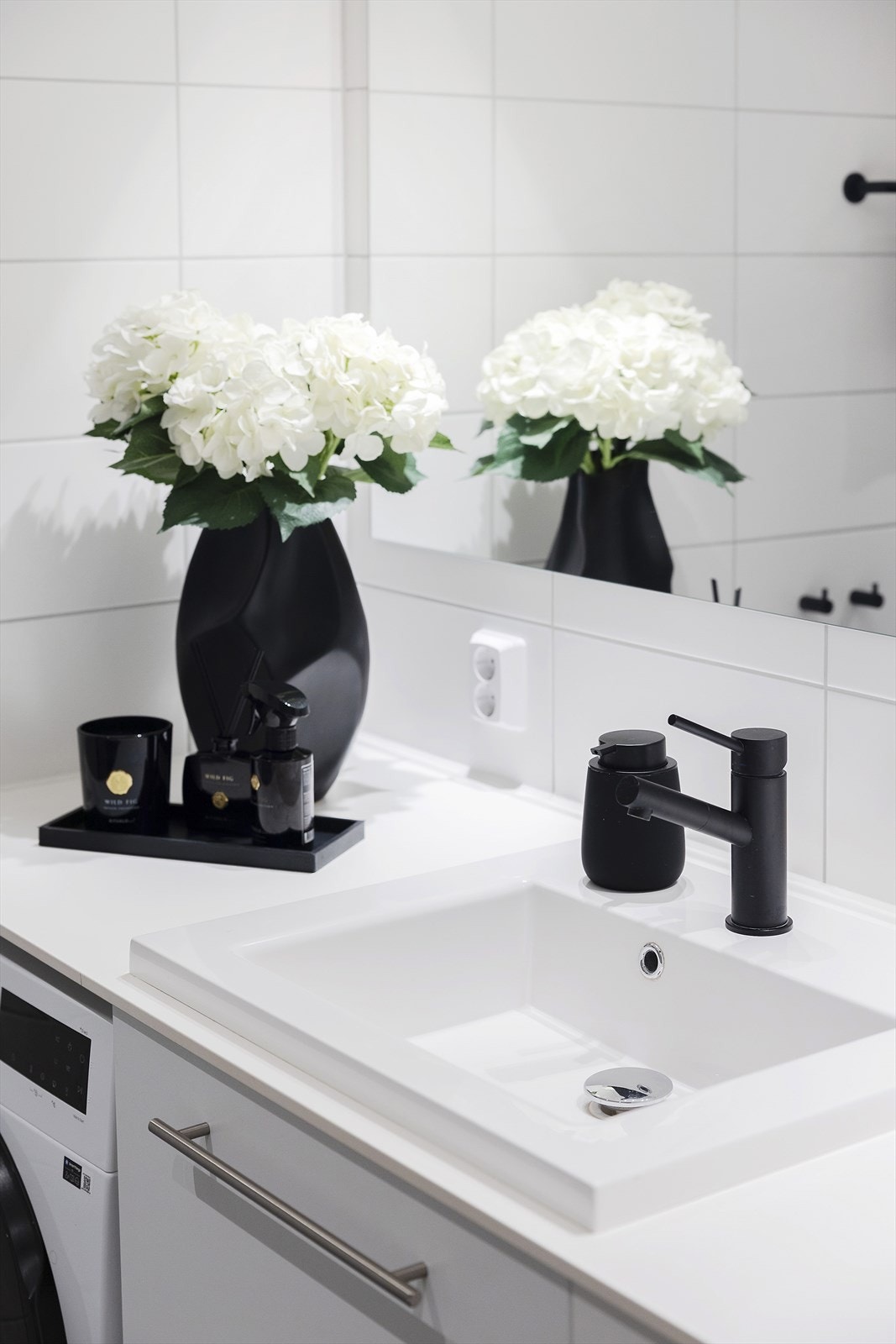 Detaljbilde av innredning og flisvalg - gjennomført stil. Galleribilde