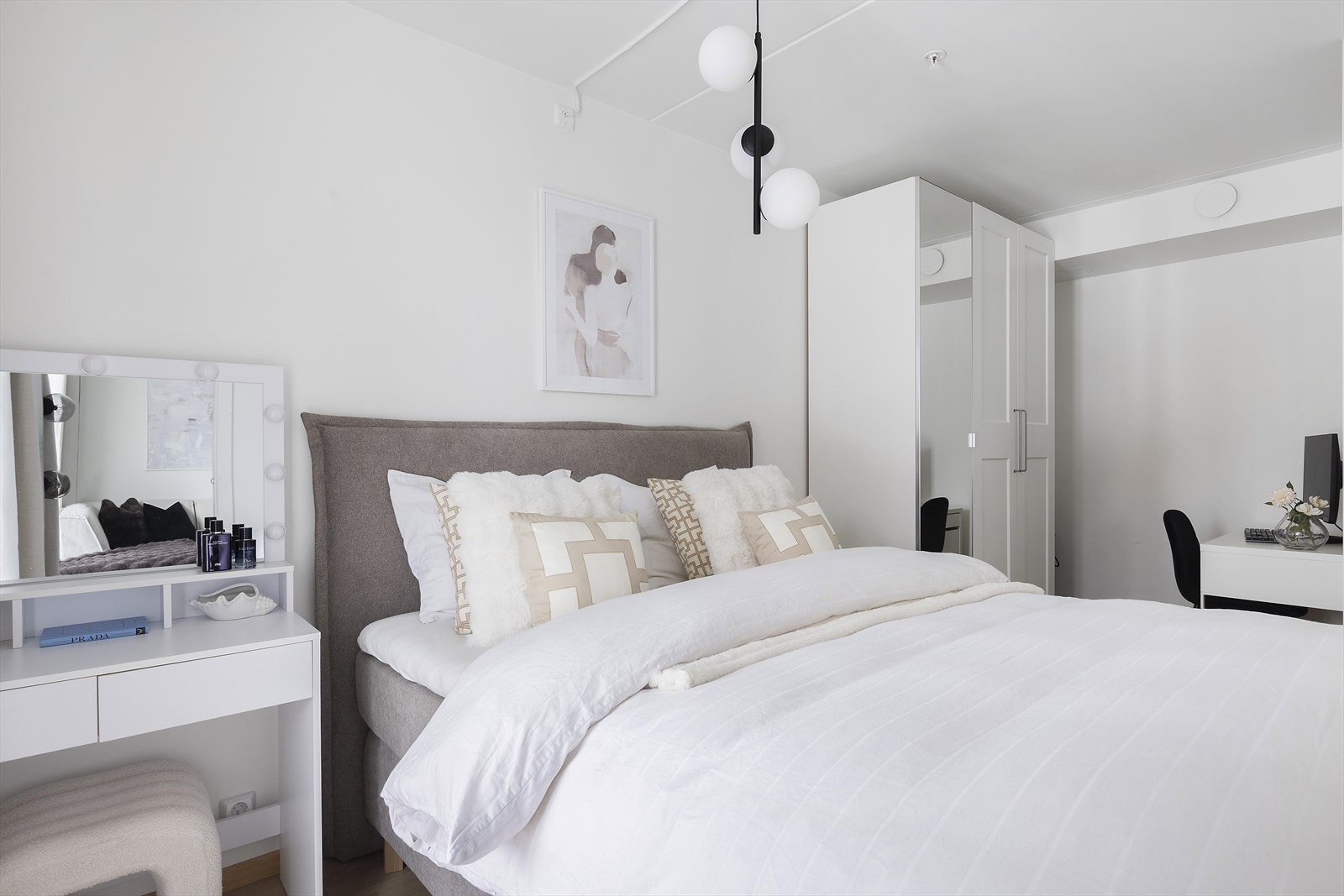 Lyse flater og fint lysinnslipp gir en behagelig atmosfære. Galleribilde