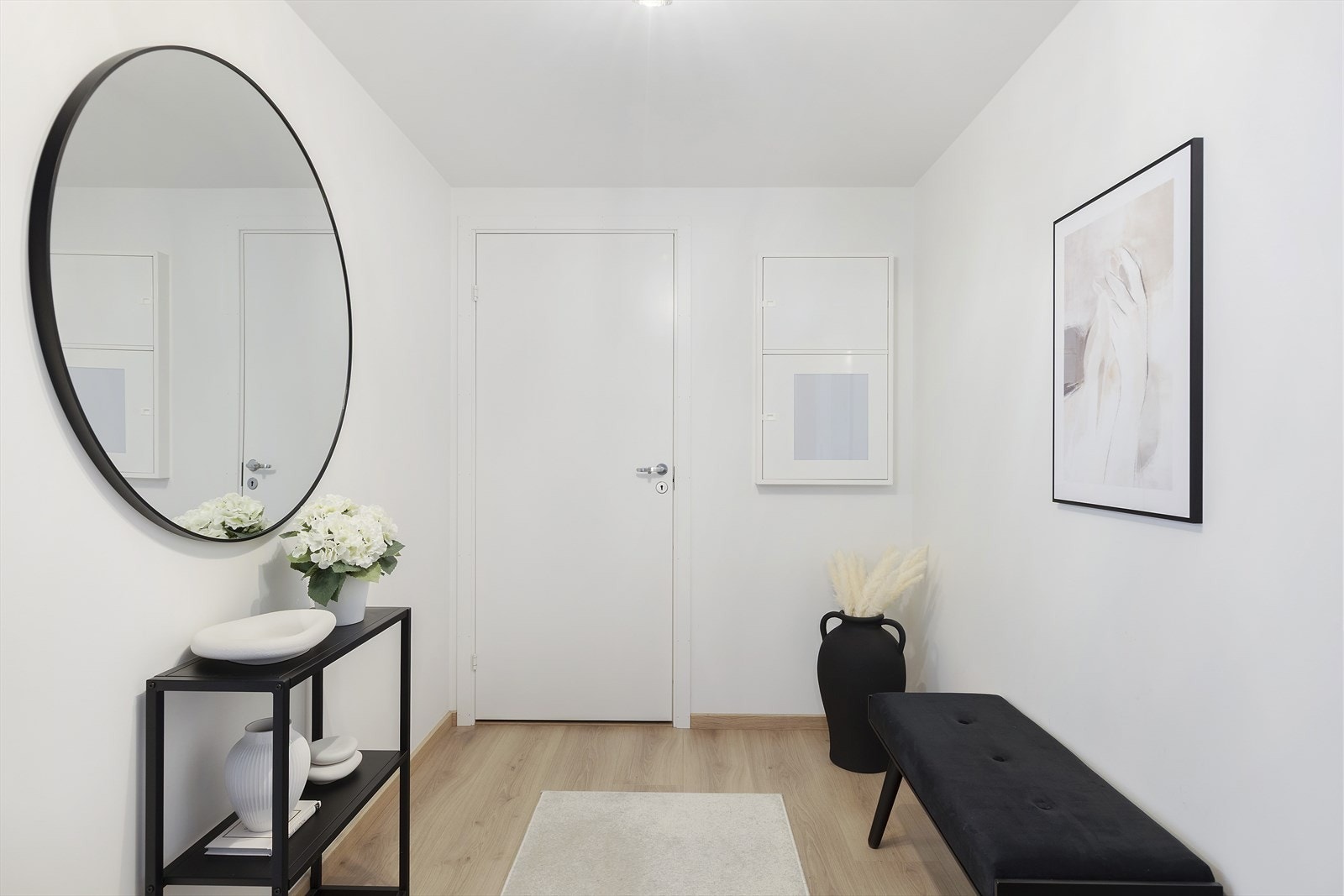 Entré med god plass til sko og yttertøy - ryddig førsteinntrykk. Galleribilde