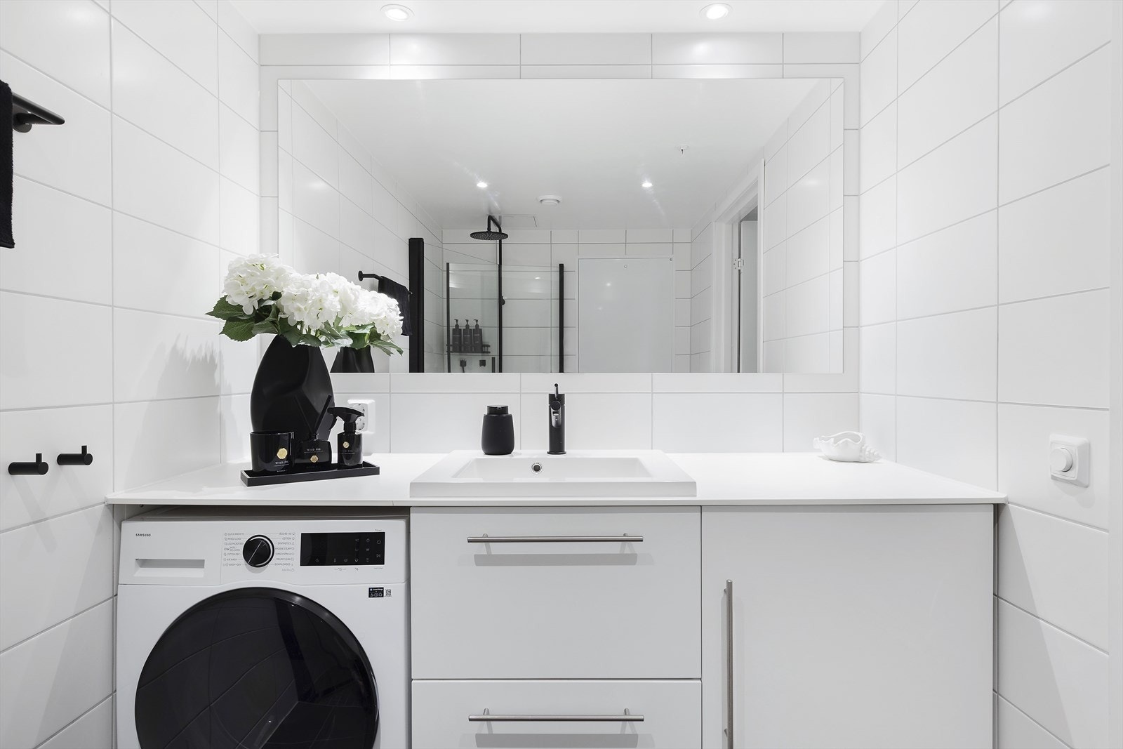 Innredning med servant og god oppbevaringsplass, samt opplegg for vaskemaskin. Galleribilde