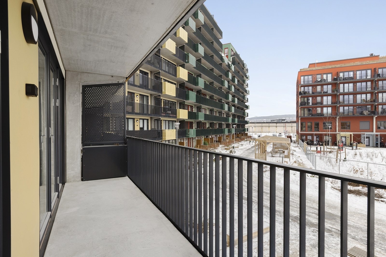 Romslig balkong på ca. 8 m² med gode møbleringsmuligheter. Galleribilde