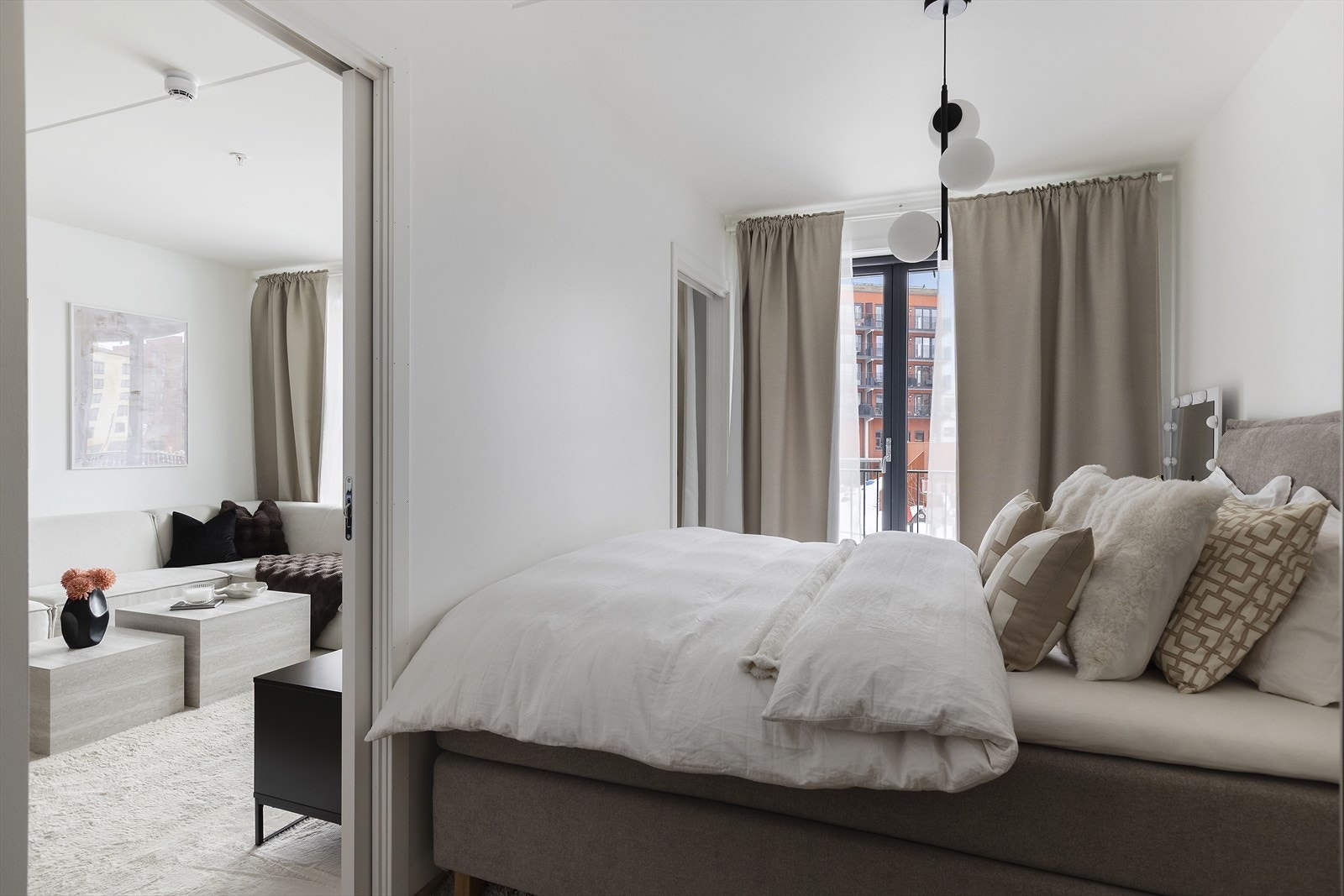 Rolig soverom med plass til dobbeltseng og nattbord. Galleribilde