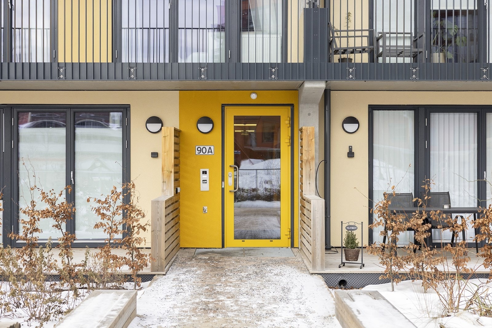 Inngangsparti og adkomst til bygget - pent og ordentlig førsteinntrykk. Galleribilde