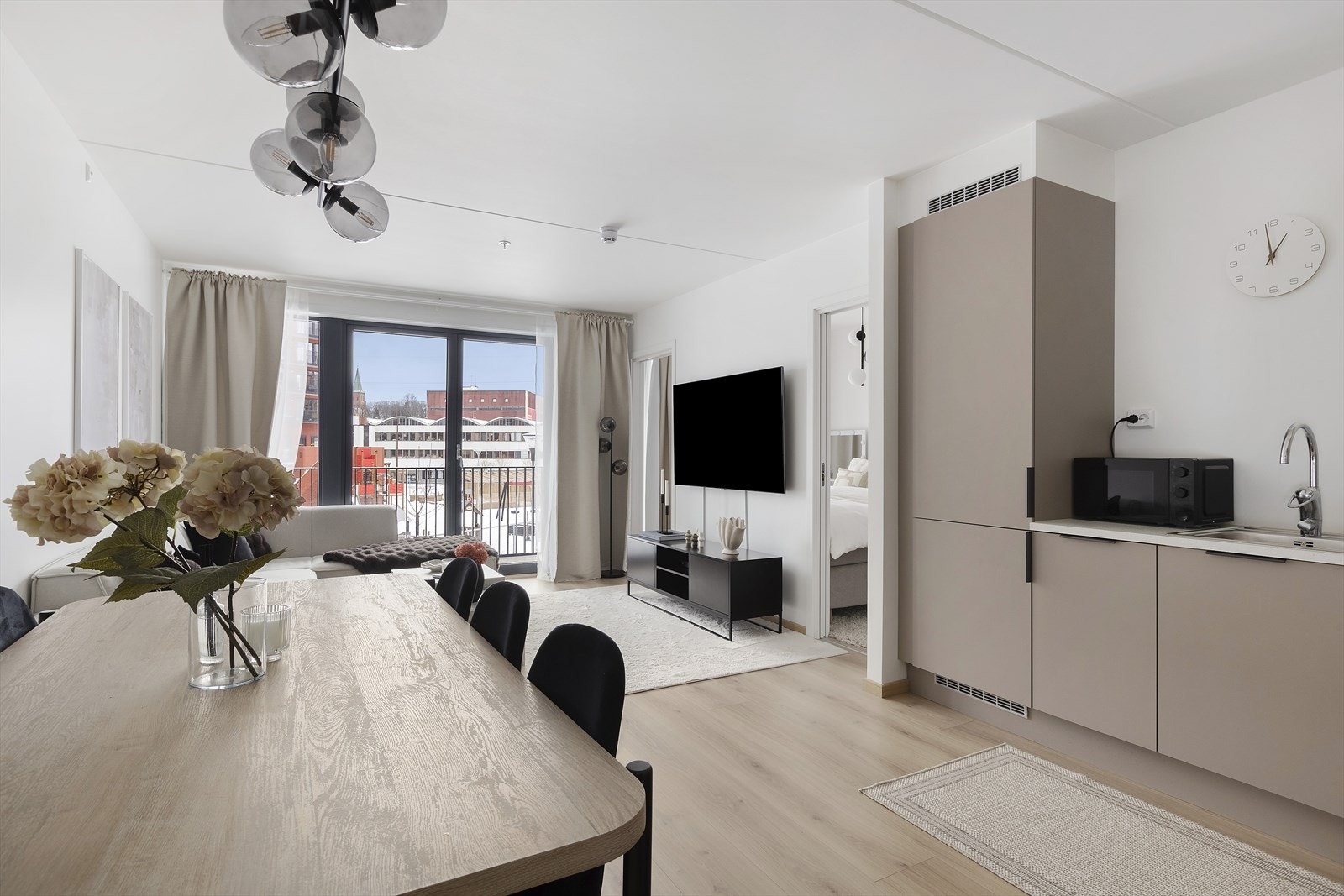 God plass til spisebord - lett å møblere etter behov. Galleribilde