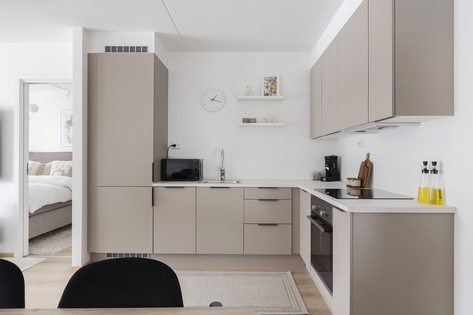 Stilrent kjøkken med integrerte hvitevarer og gode arbeidsflater. Galleribilde