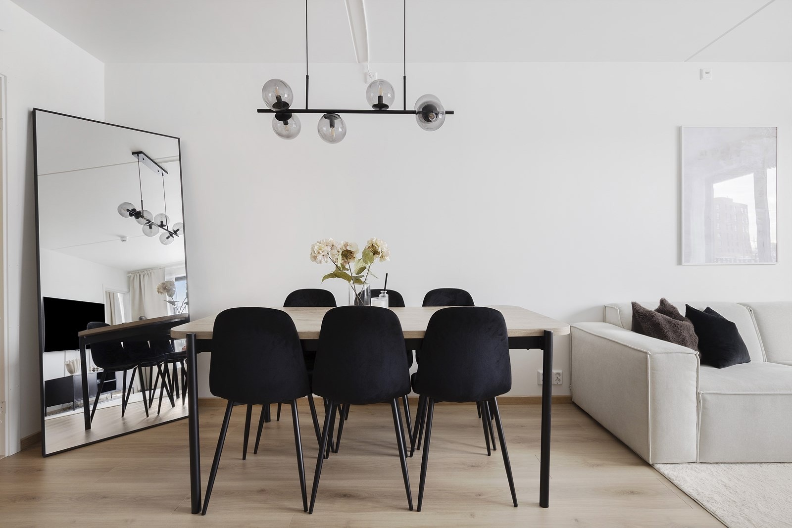 Åpen stue/kjøkkenløsning med flere møbleringsmuligheter. Galleribilde