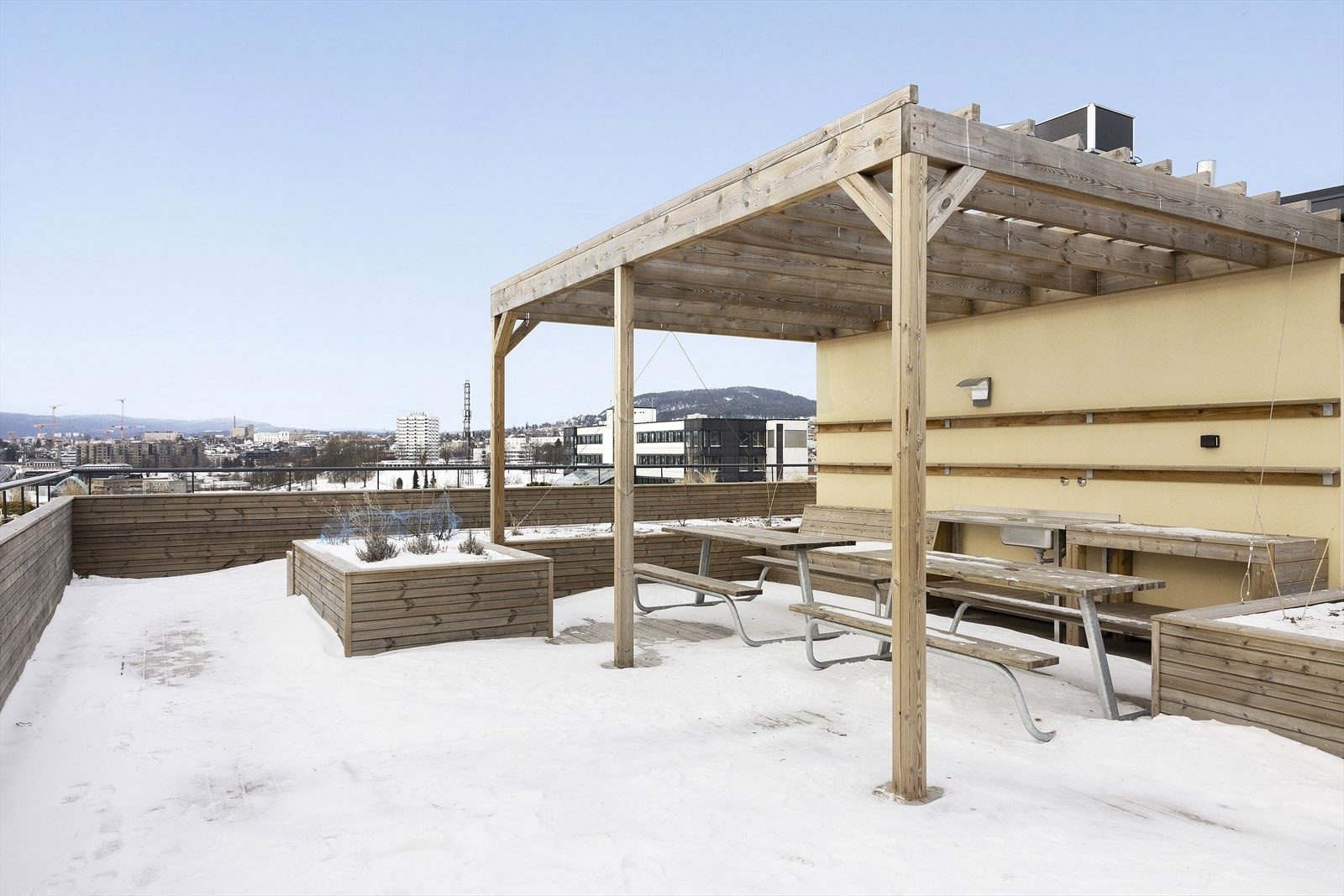 Takterrasse med gode oppholdssoner - perfekt for sosiale sammenkomster. Galleribilde