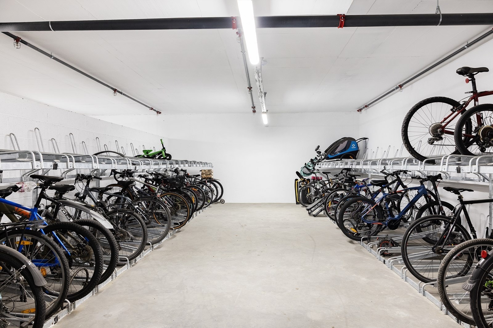 Felles sykkelparkering i garasjeanlegg/kjeller. Galleribilde