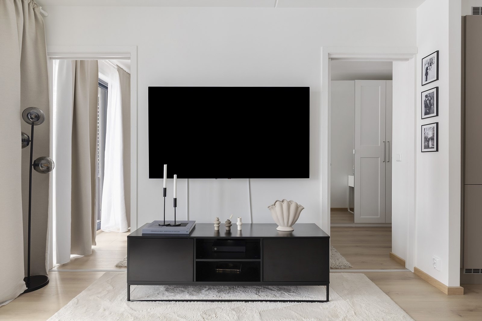 Stue sett mot mediasone og gang - praktisk rominndeling. Galleribilde