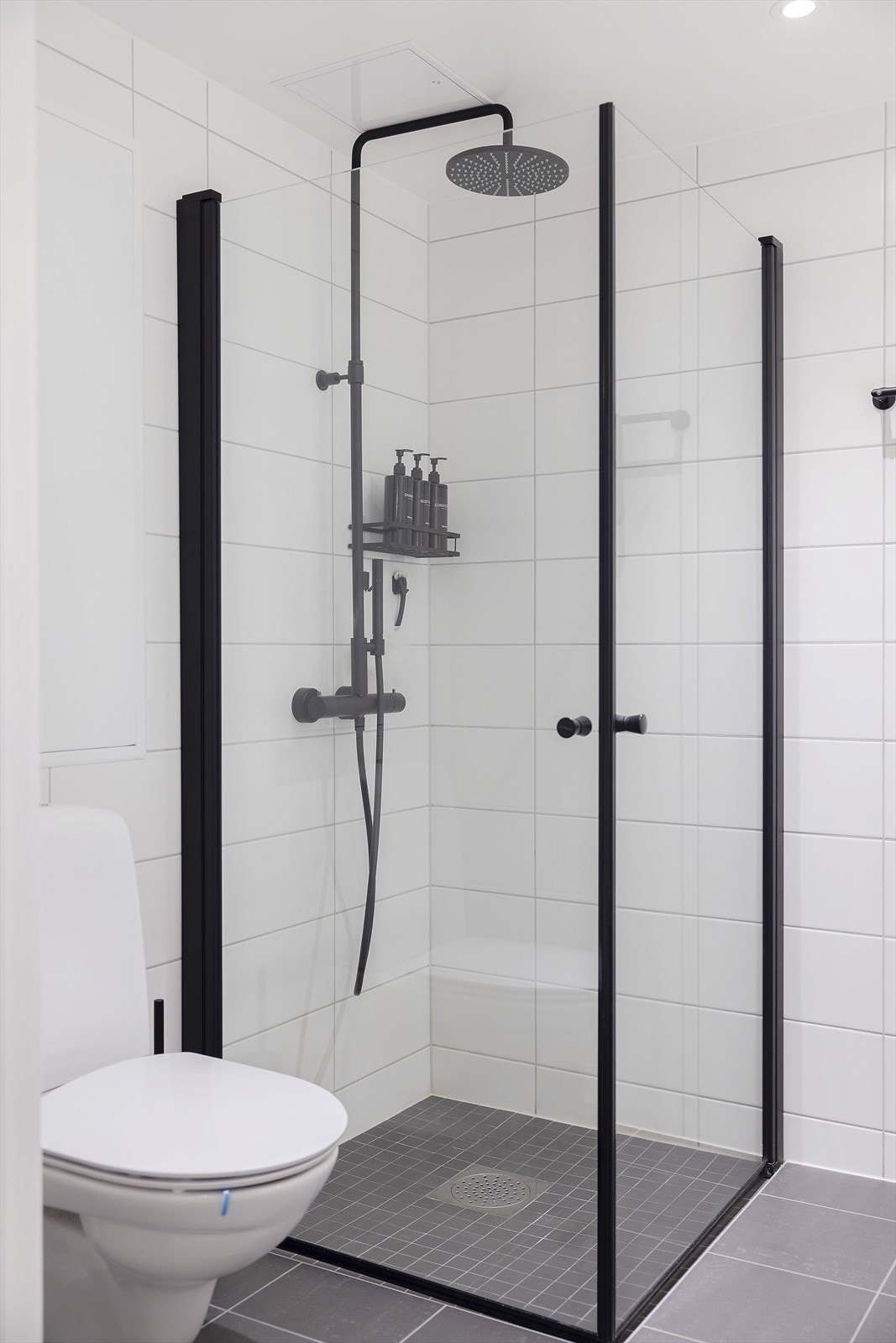 Dusjvegger i glass og moderne detaljer - helhetlig og tidløst. Galleribilde