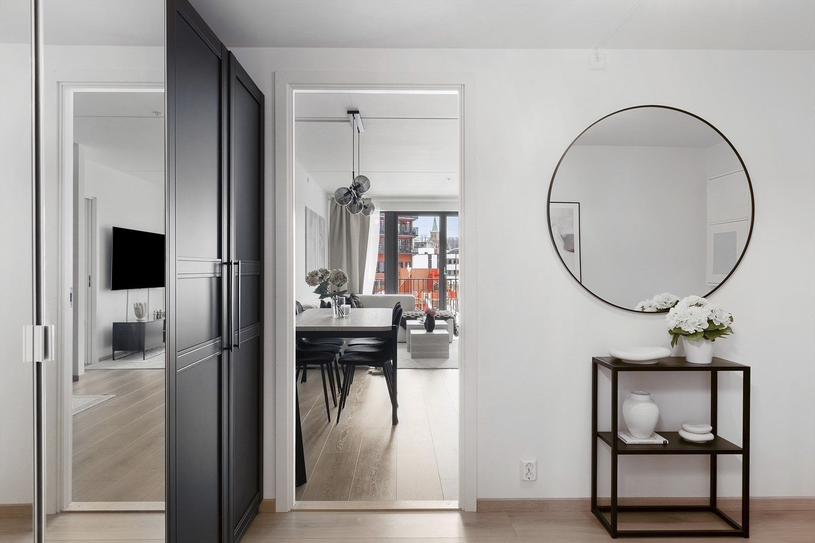 Entré sett mot inngangsparti - gjennomgående, moderne stil. Galleribilde