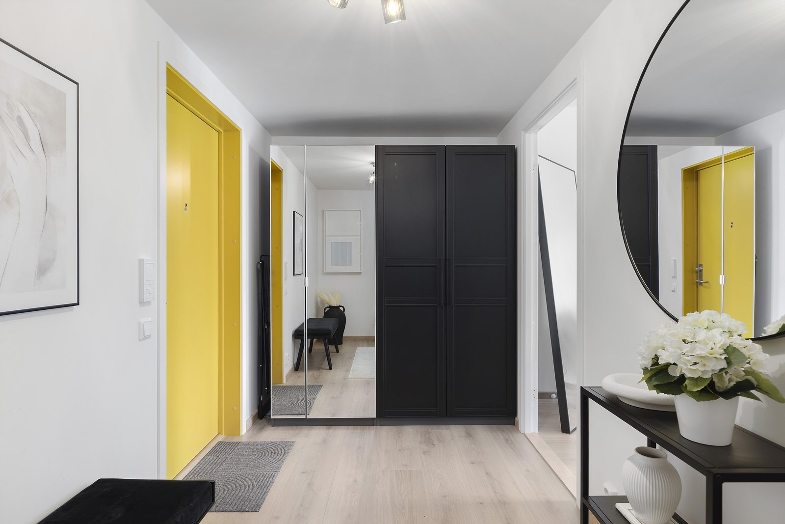 Innbydende entré med plass til garderobe og oppbevaring. Galleribilde