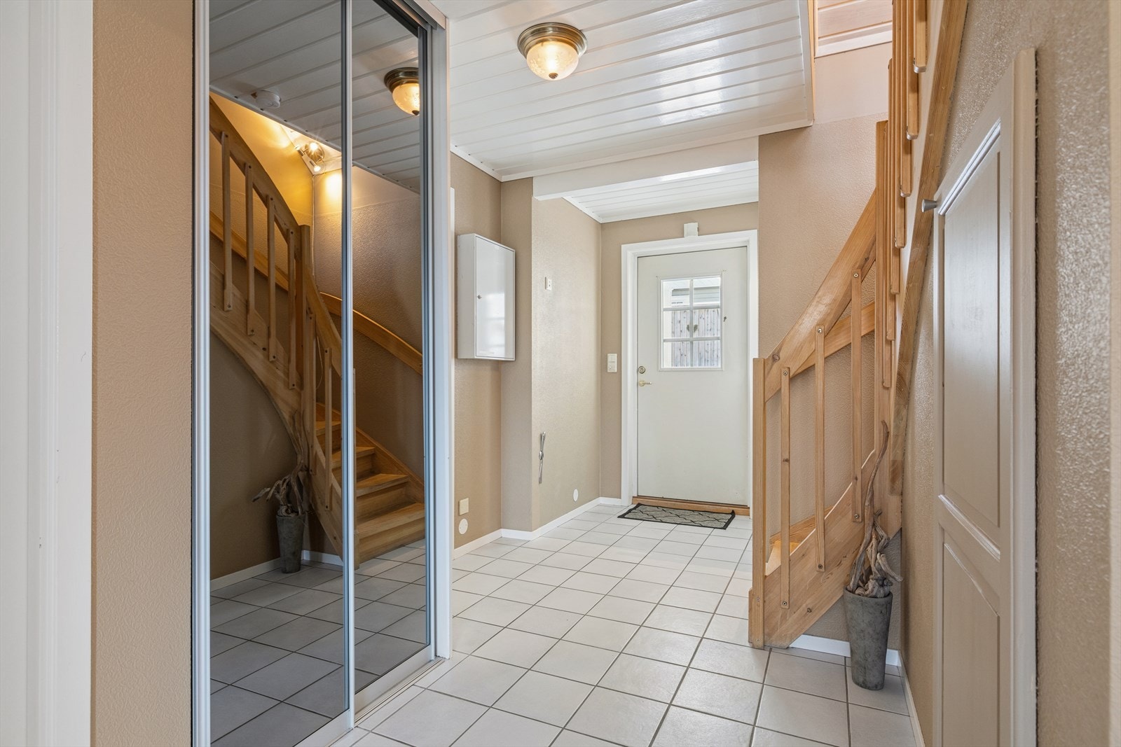 Inngangsparti med flis på gulv utstyrt med varmekabler Galleribilde