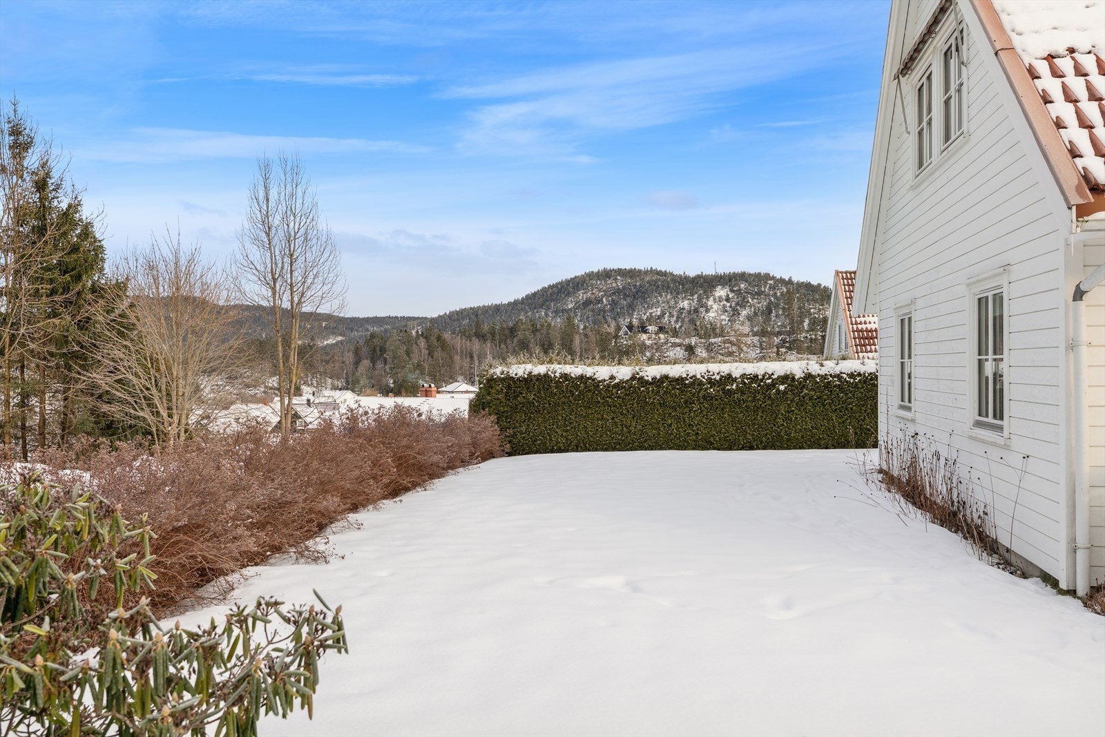 Boligen har en god og flat tomt, i hagen her er det perfekt med noen fotballmål for småbarnsfamilier Galleribilde