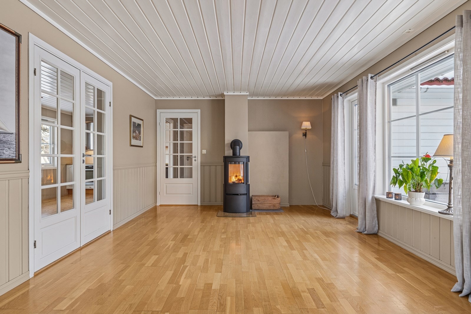 God plass i stuen med moderne farger Galleribilde