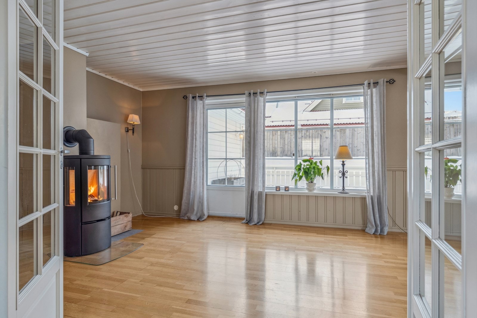 Stue innredet med vedovn Galleribilde