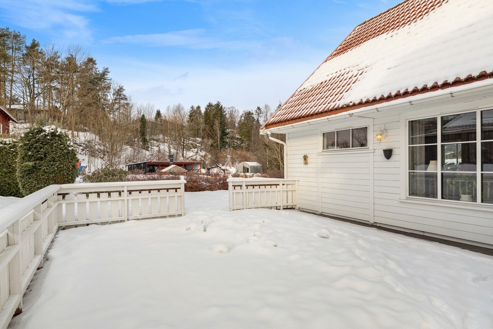 Under snøen gjemmer det seg en fin platting som blitt mye brukt på sommerstid da det er flotte solforhold her Galleribilde