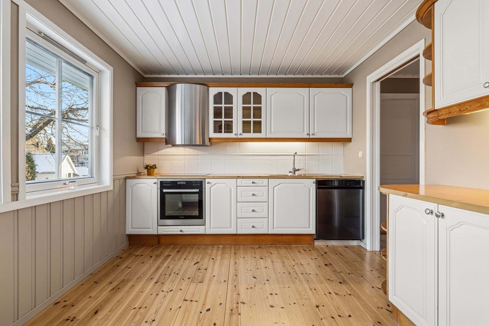 Kjøkkenet har klassisk og solid innredning med profilerte fronter og god skap- og benkeplass. Det er integrerte hvitevarer, mekanisk avtrekk og en praktisk utforming som gjør kjøkkenet funksjonelt i hverdagen. Galleribilde