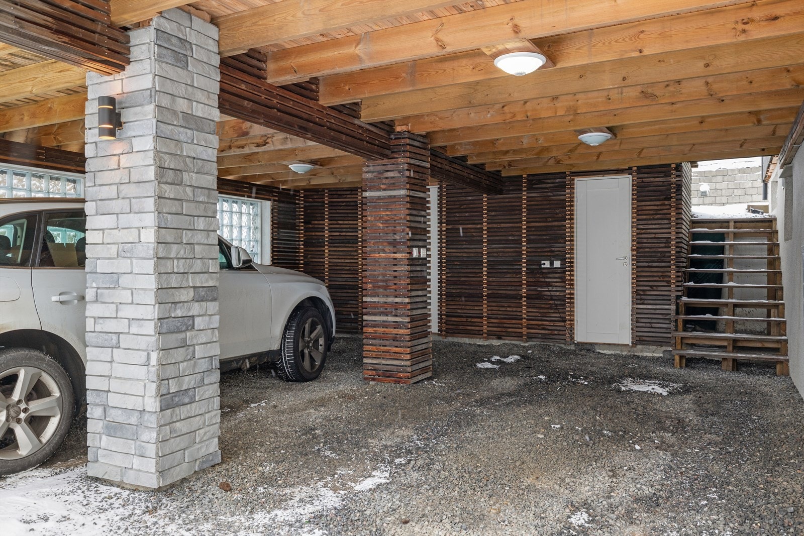 Merk: Carport med tilhørende boder og terrasse er ikke byggemeldt eller godkjent hos kommunen. For mer informasjon vises det til punktet "ferdigattest" i salgsoppgaven. Galleribilde