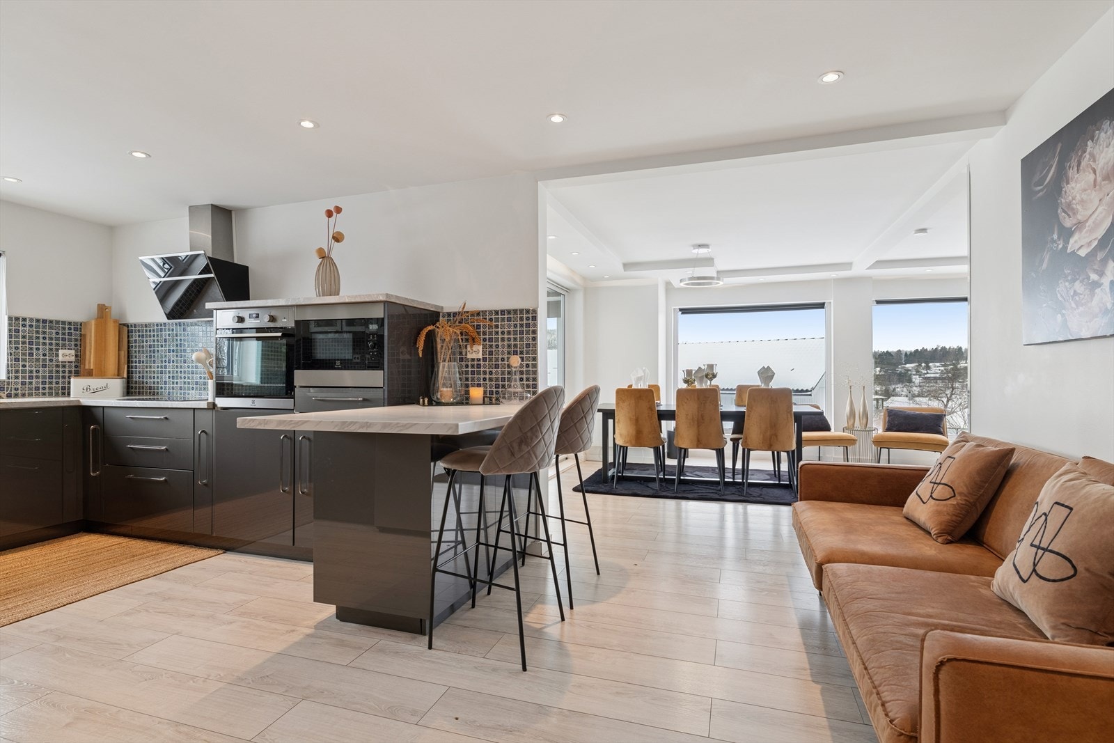 Kjøkkenet ligger i en sosial og praktisk nærhet til spisestuen, noe som gir en god og naturlig flyt mellom rommene. Galleribilde