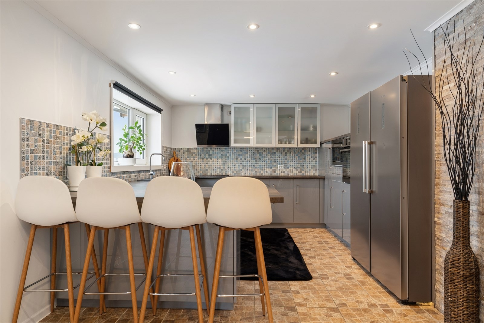 Kjøkkenet ligger i en åpen og sosial løsning sammen med stuen. Galleribilde