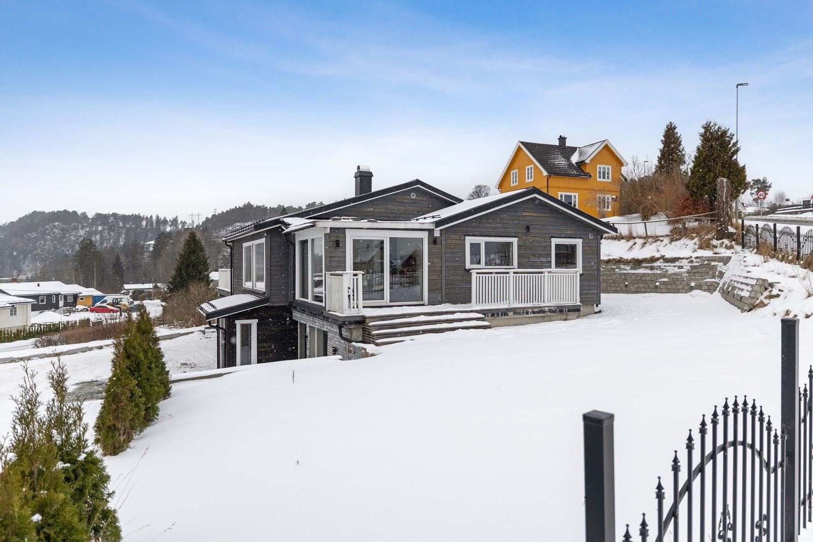 Her bor du med kort og praktisk avstand til dagligvare butikker, offentlig transport, skoler, barnehager samt flotte tur- og rekreasjonsområder. Galleribilde