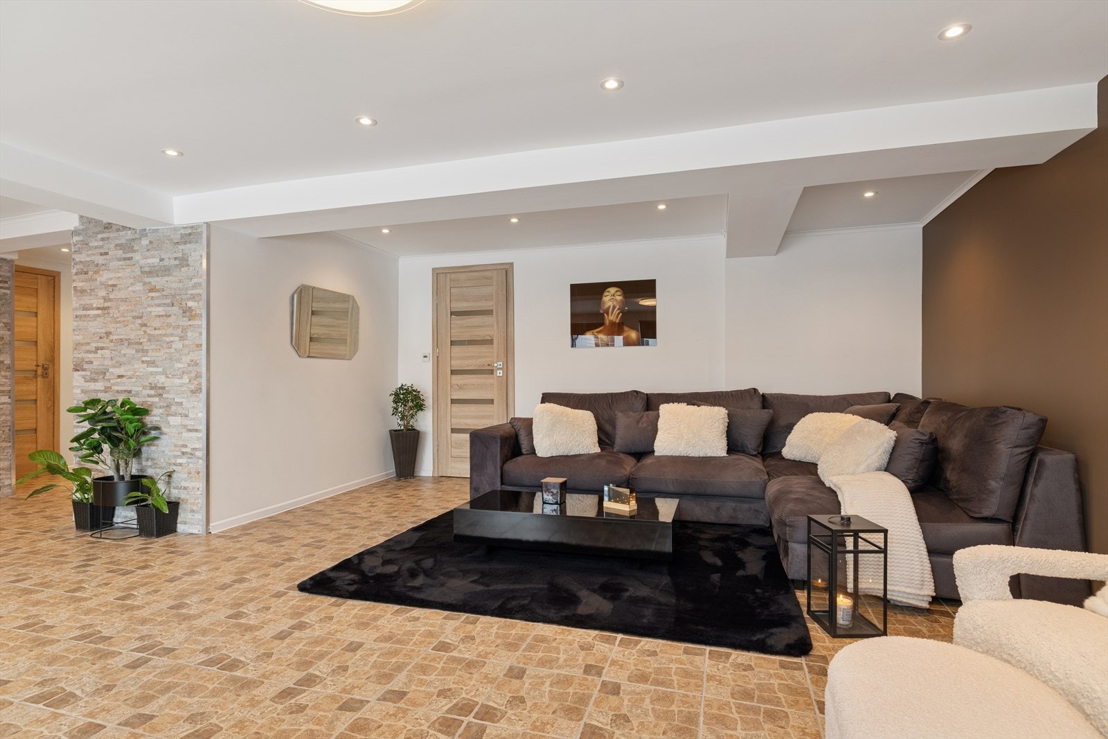 Innfelt belysning i himlingen skaper en behagelig og stemningsfull atmosfære på kveldstid. Galleribilde