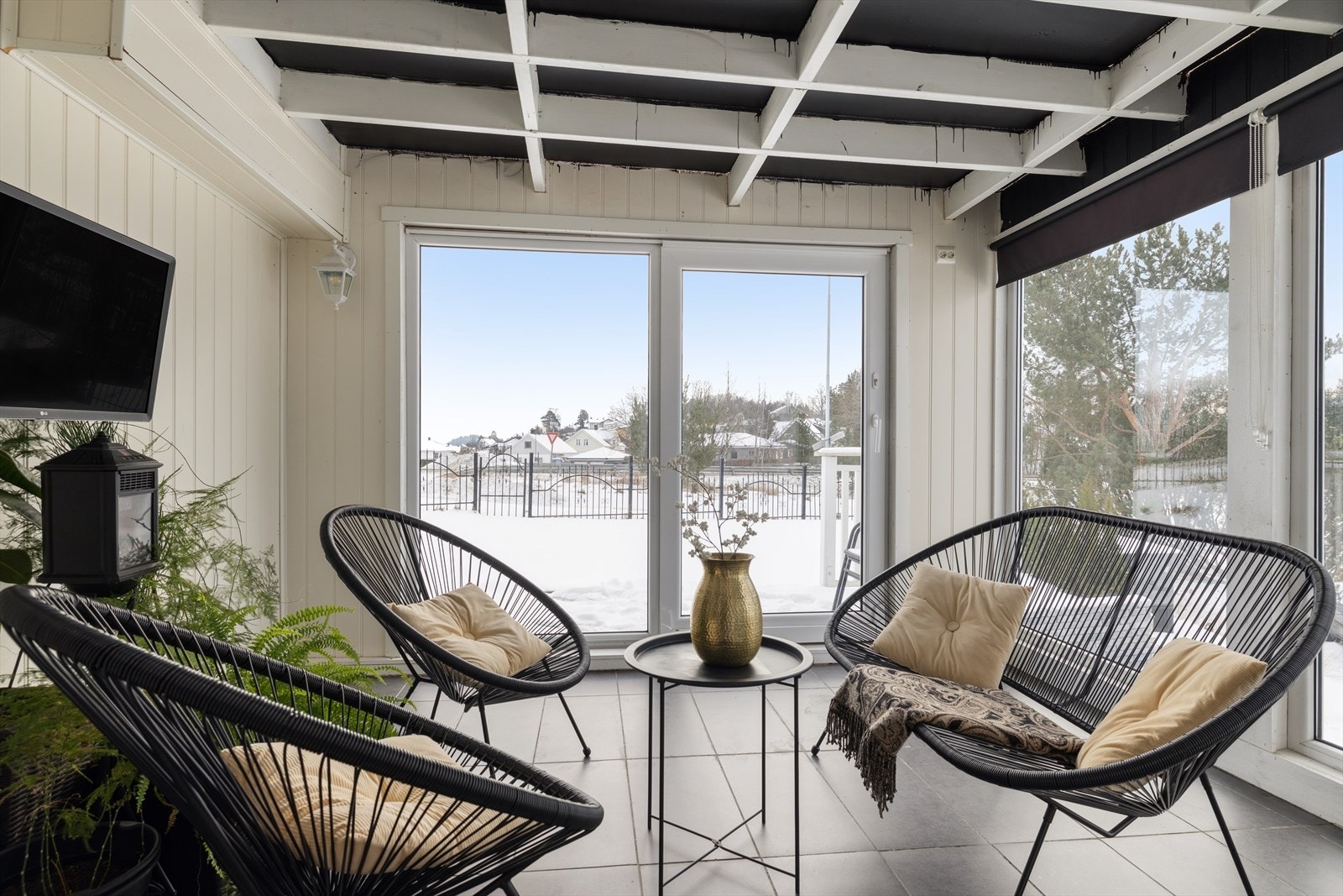 Merk: Innglasset veranda er ikke byggemeldt eller godkjent hos kommunen. Se pkt. "ferdigattest" i salgsoppgaven for mer informasjon. Galleribilde