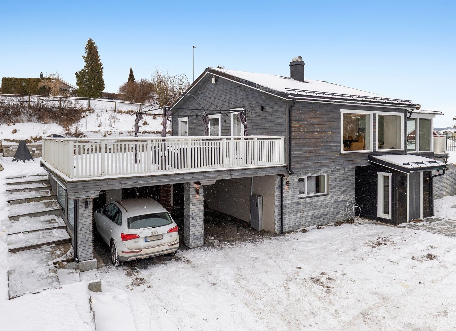 Det gjøres oppmerksom på at boligen er ulovlig bruksendret fra enebolig til tomannsbolig, og fremstår i dag med to boenheter som ikke er godkjent. Se pkt. "ferdigattest" i salgsoppgaven. Galleribilde