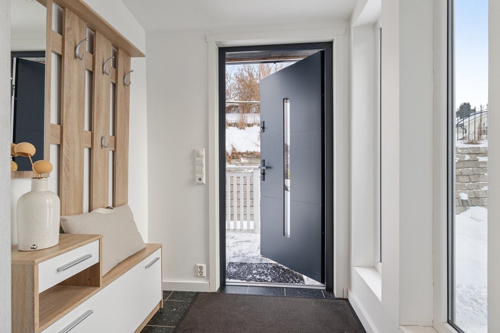 Tilbygget vindfang er ikke byggemeldt eller godkjent hos kommunen. Se pkt. "ferdigattest" i salgsoppgaven for mer informasjon. Galleribilde