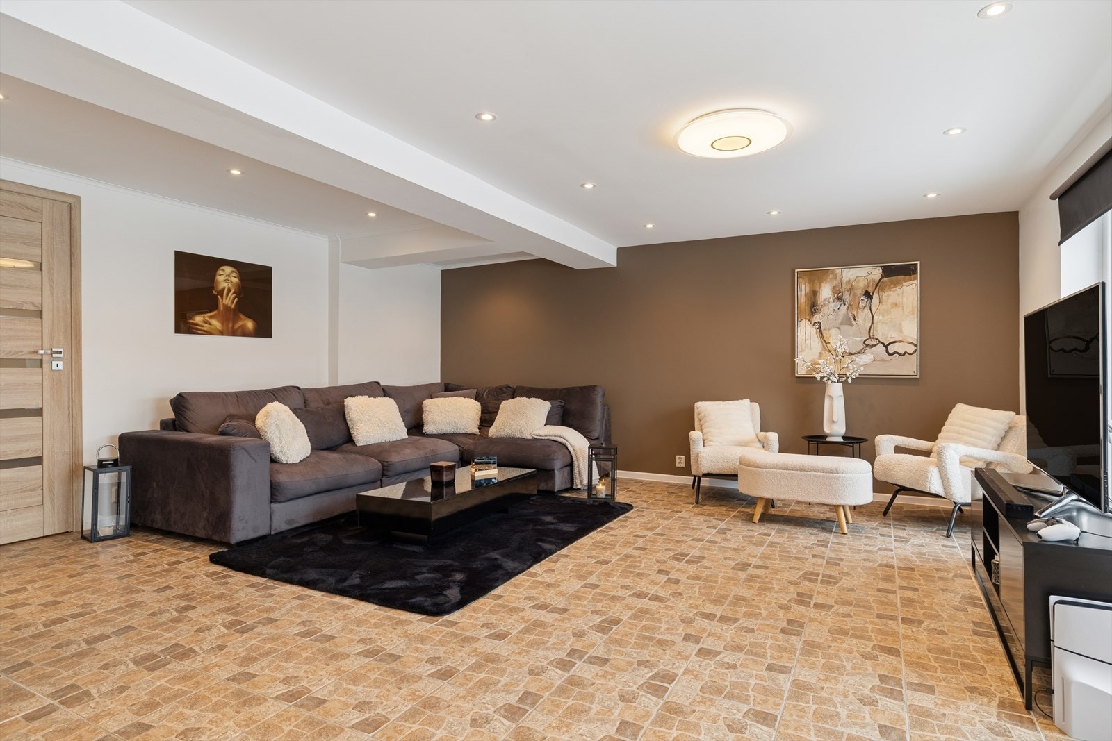 Møbleringsvennlig stue med gode muligheter for naturlig og funksjonell soneinndeling. Galleribilde