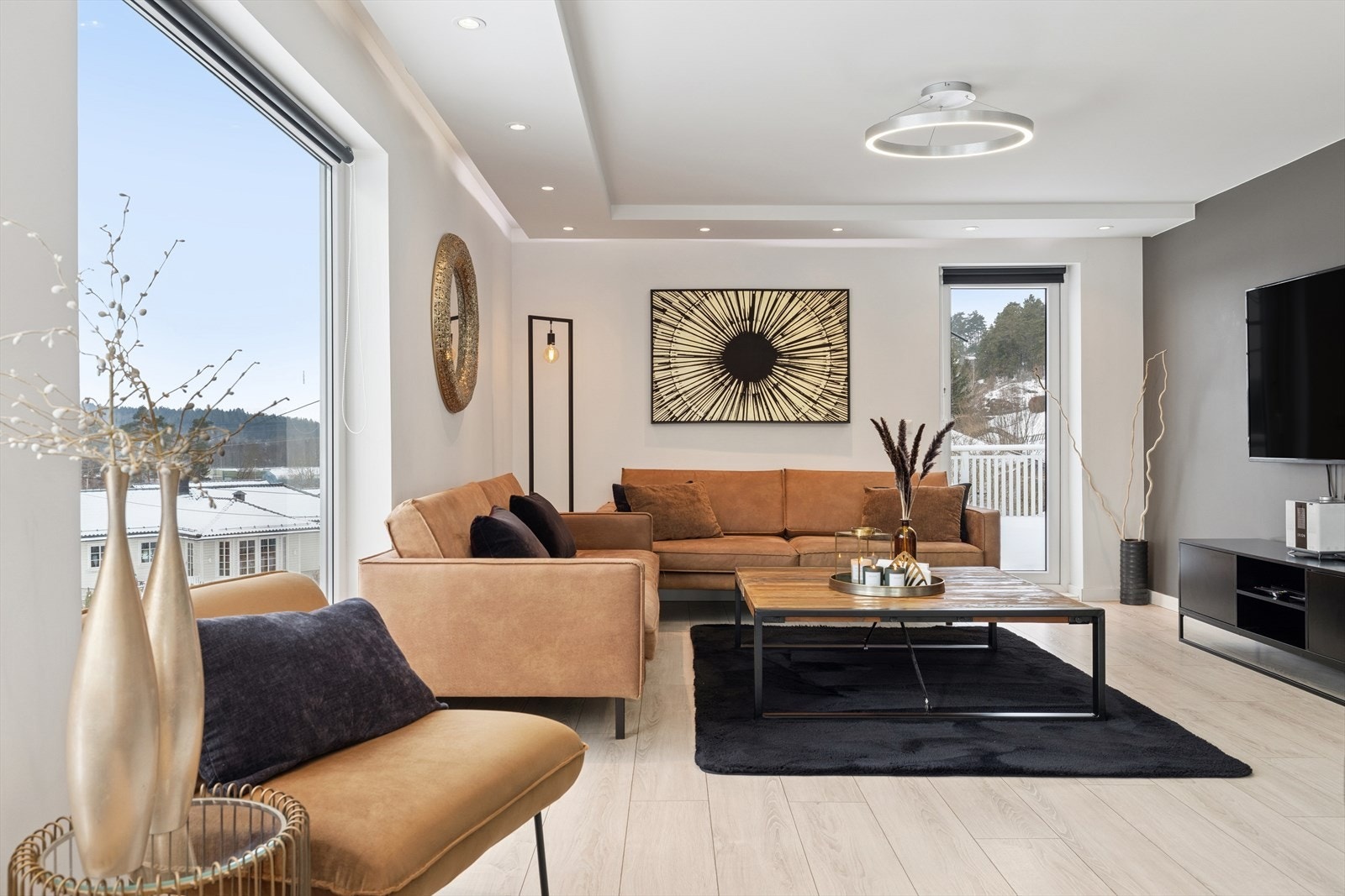 Plass til sofagruppe og mediemøbler gir et komfortabelt oppholdsrom. Galleribilde