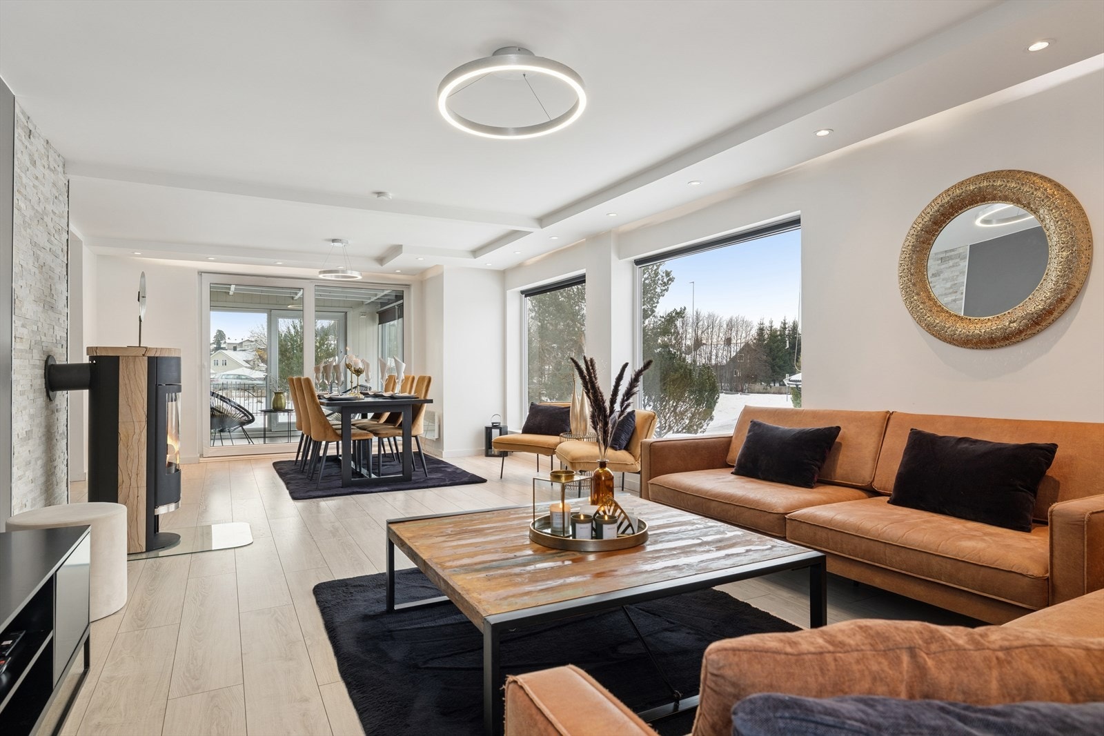 Store vindusflater gir godt med naturlig lys inn i stuen. Galleribilde