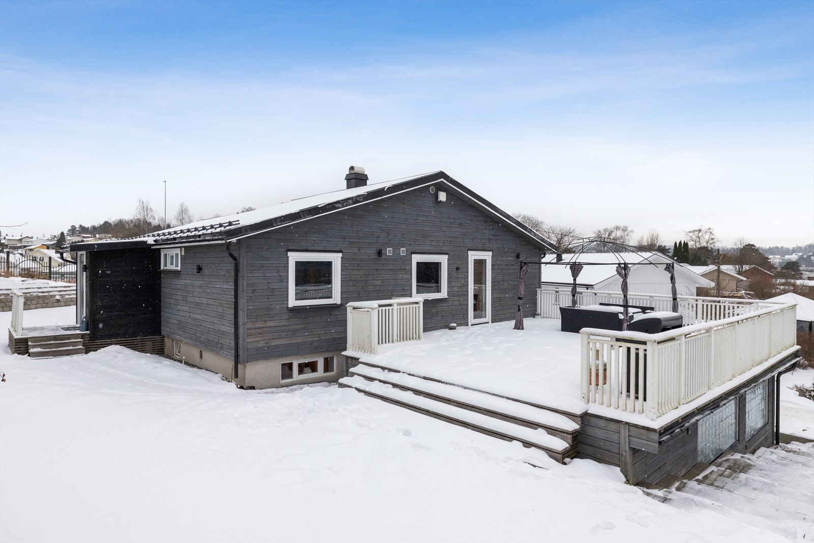 Eiendommen ligger i et tilbaketrukket og barnevennlig boligområde på Heistad i Porsgrunn. Galleribilde