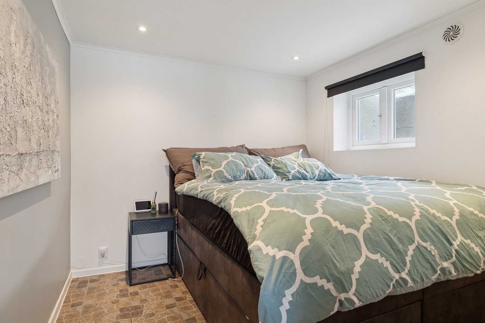 Soverom i underetasjen. Merk at vinduene ikke tilfredsstiller dagens krav til rømningsvindu. Se pkt. "ferdigattest" i salgsoppgaven for mer informasjon. Galleribilde