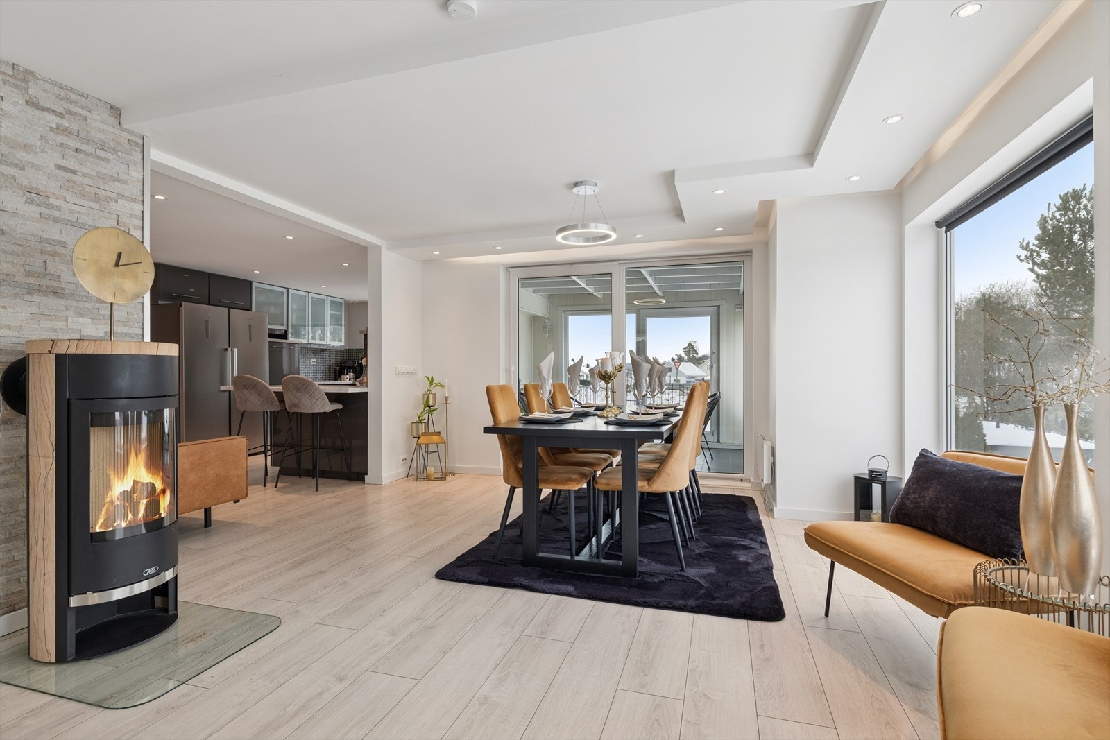 Stuen er utstyrt med en peisovn som sørger for ekstra varme og hygge på kalde dager. Galleribilde