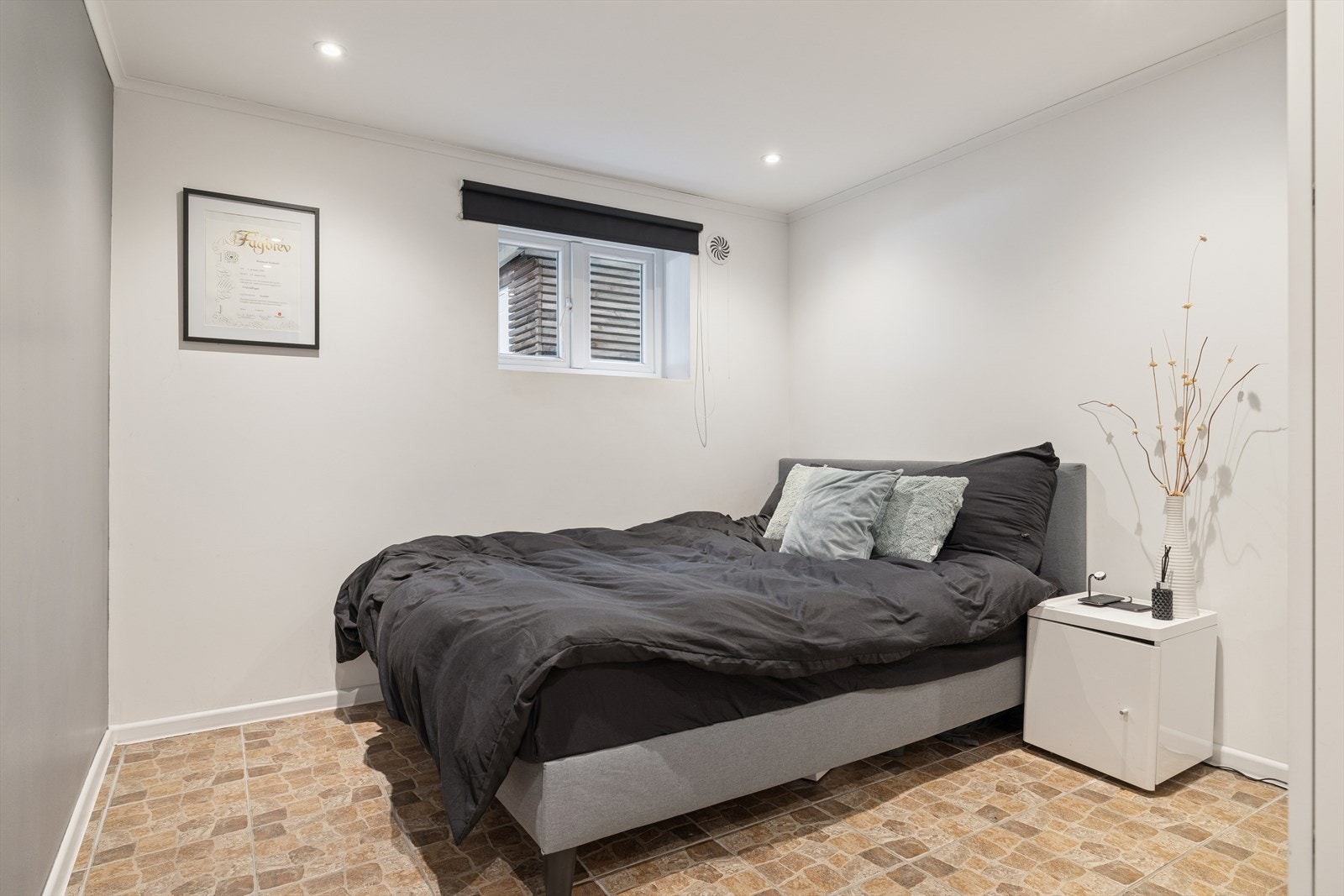 Soverom i underetasjen. Merk at vinduene ikke tilfredsstiller dagens krav til rømningsvindu. Se pkt. "ferdigattest" i salgsoppgaven for mer informasjon. Galleribilde