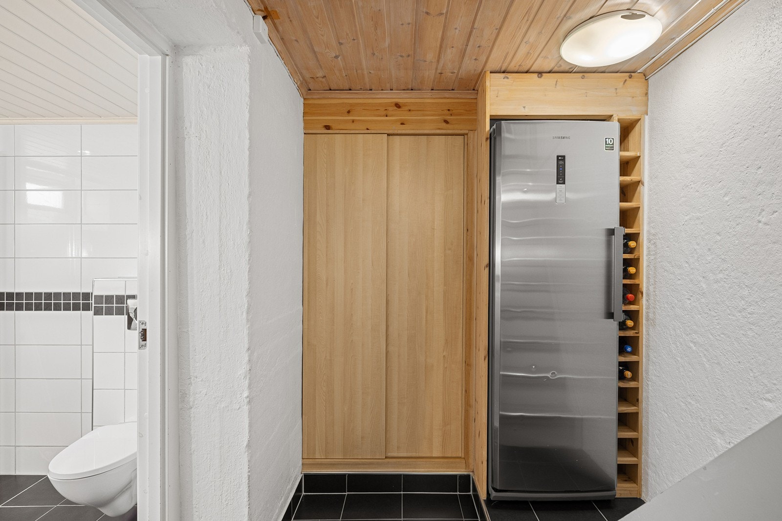 Samsung kjøleskap i kjeller medfølger. Galleribilde