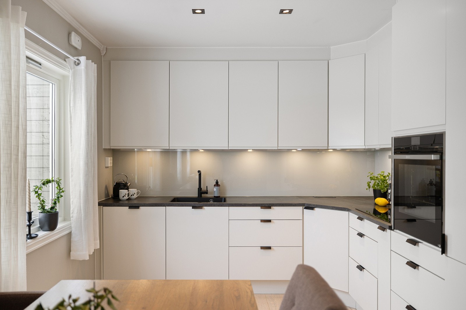 Kjøkkenet er utstyrt med integrert oppvaskmaskin, integrert stekeovn og integrert kjøleskap, samt nedfelt platetopp med ventilator over. Galleribilde