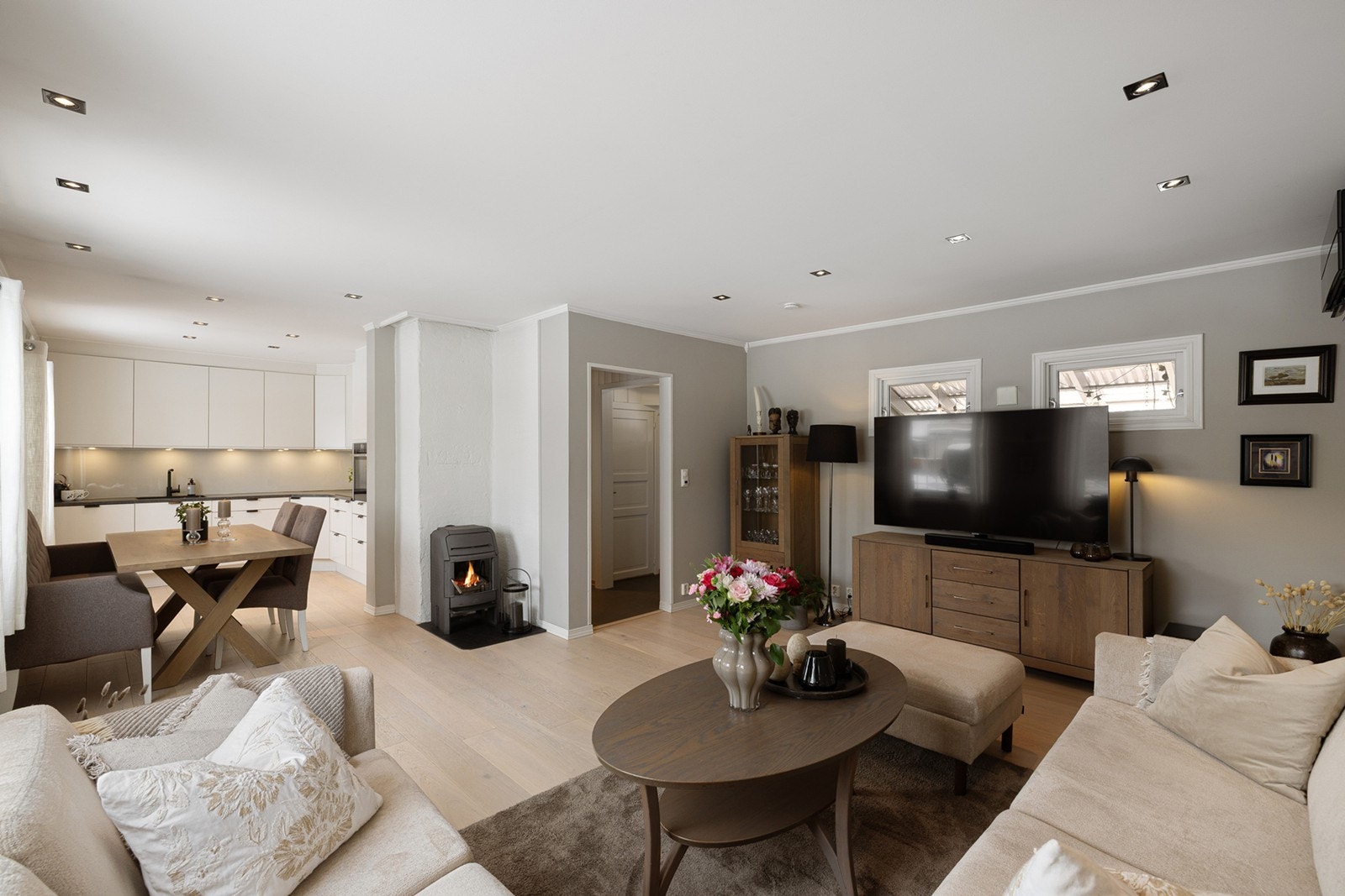 Hele 1. etasje har gulvvarme, som sammen med vedovn og varmepumpe gir et behagelig inneklima året rundt. Galleribilde