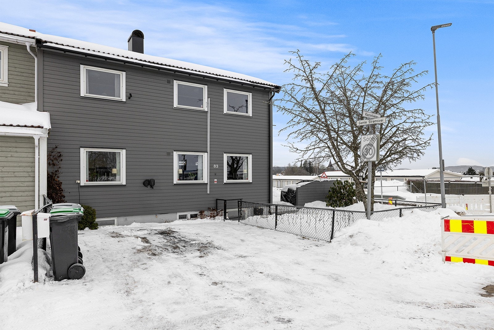 Parkering rett foran boligen, med god plass til flere biler. Det er installert elbillader. Galleribilde