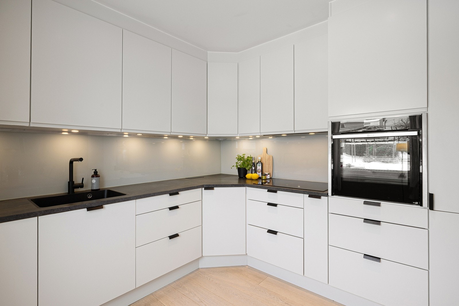 Kjøkkenet fra Designa (2020) har en moderne og funksjonell utforming med gode arbeidsflater og rikelig med oppbevaringsplass i over- og underskap. Galleribilde