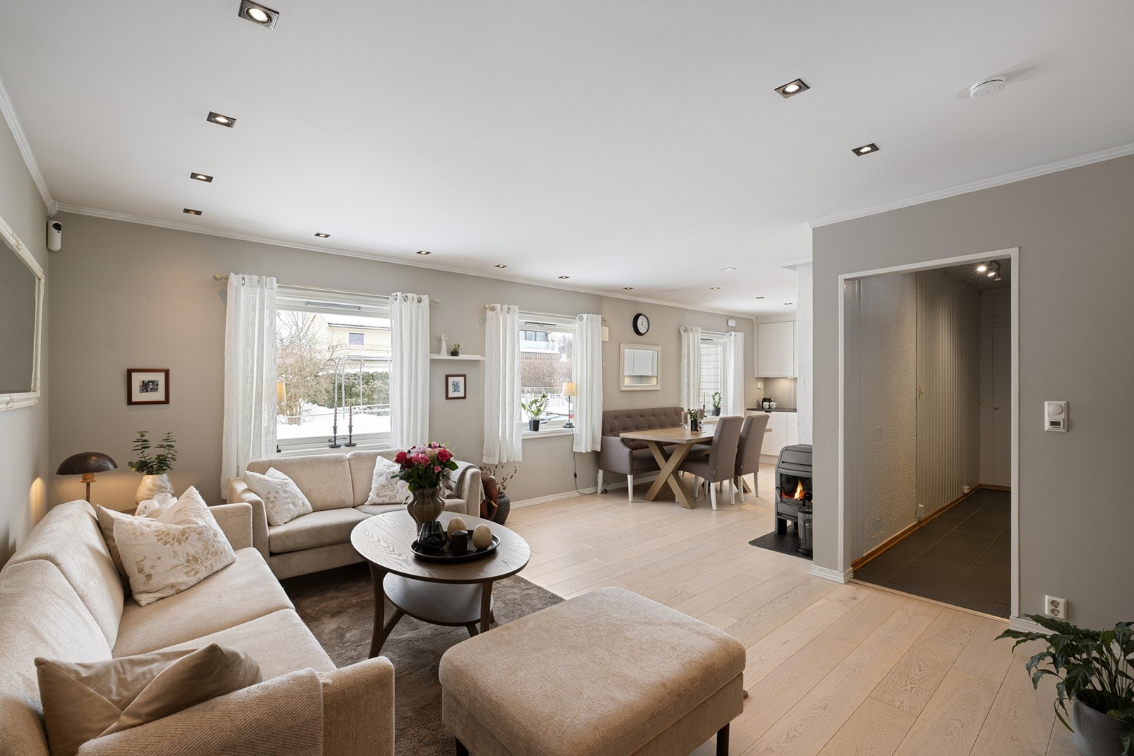 Stuen fremstår som lys og innbydende med delvis åpen løsning mot kjøkken og spiseplass, noe som skaper en naturlig og sosial sone. Galleribilde