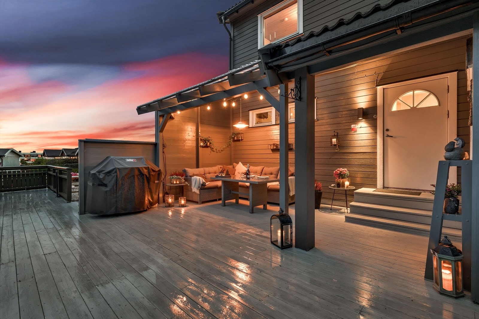 Boligen har et hyggelig inngangsparti med overbygd adkomst som gir god skjerming for vær og vind (sommerbilde). Galleribilde