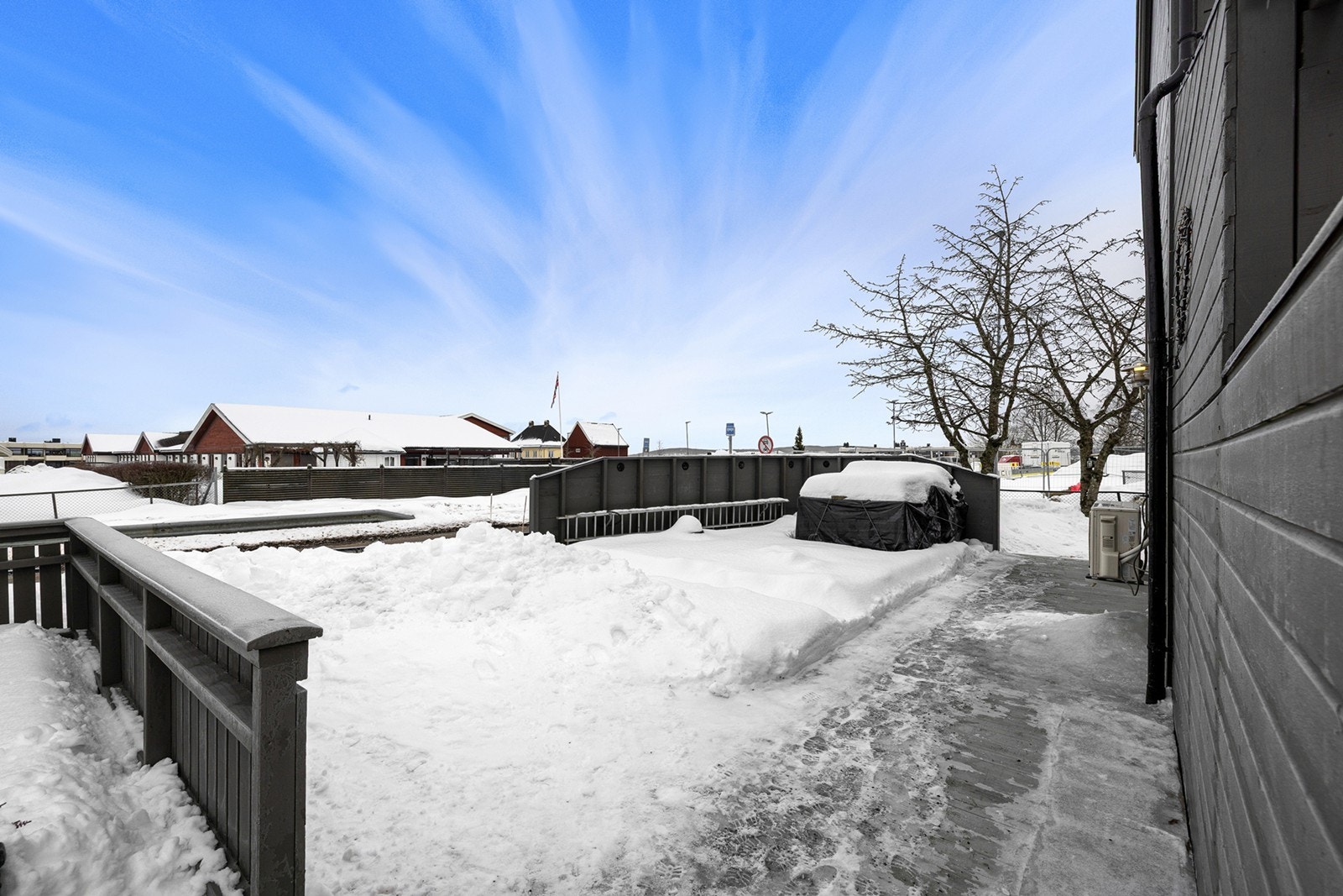 Store deler av tomten er platting. Galleribilde